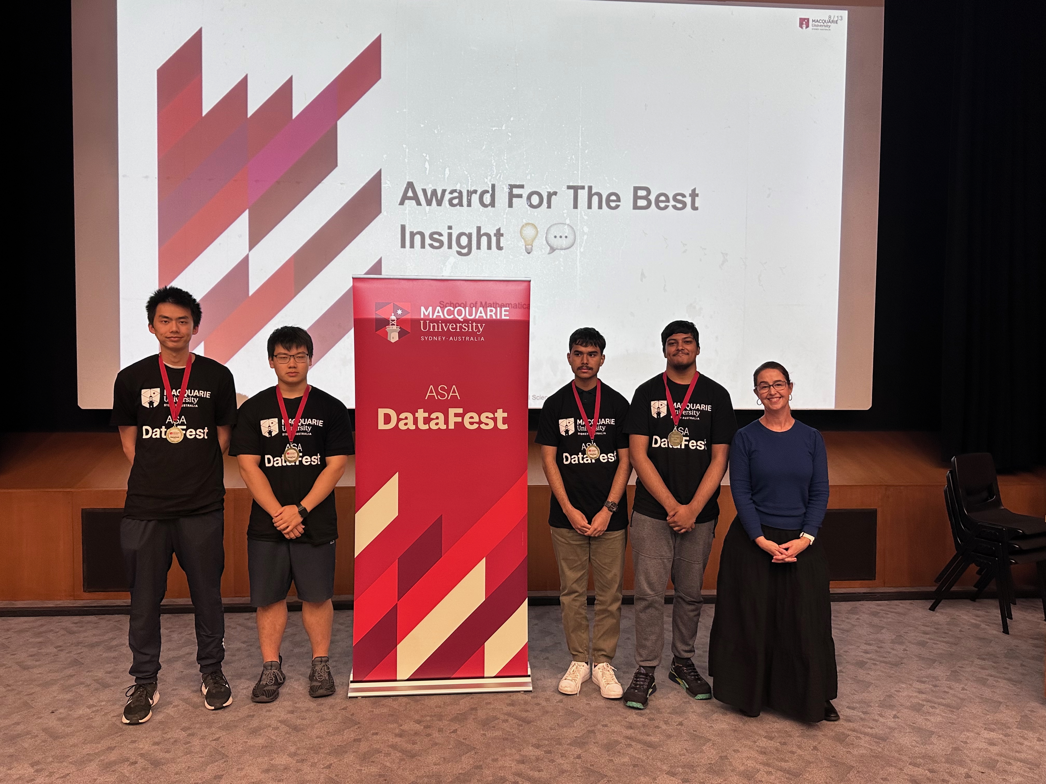 From left to right: Winners for the Awards for the Best Insight: Andy Peng, William Khor, Vinayak Gupta & Abhinav Harishankar; FSE Associate Dean Curriculum and Learning (Science) A/Prof Petra Graham.